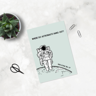 Where do astronauts hang out? - Ansichtkaart