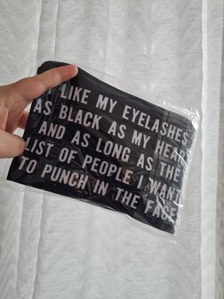 I like my eyelashes as black as my heart... - Toilettasje