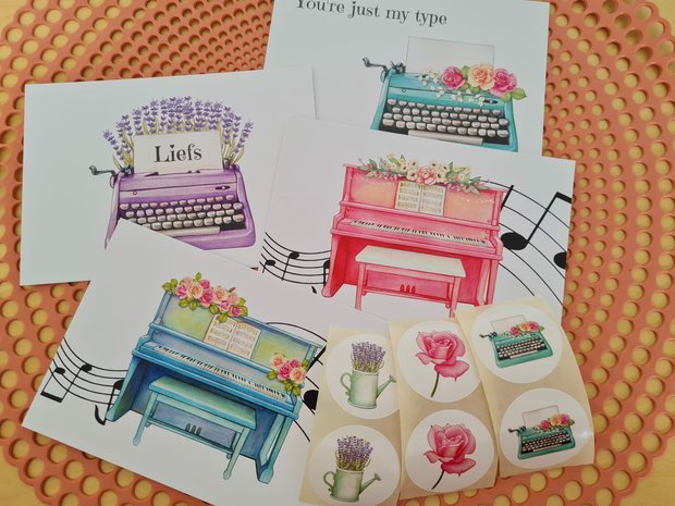 Typemachine en Piano - Set van 4 Ansichtkaarten en 6 Stickers
