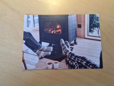 Met Warme Sokken bij de Open Haard Winter - Ansichtkaart